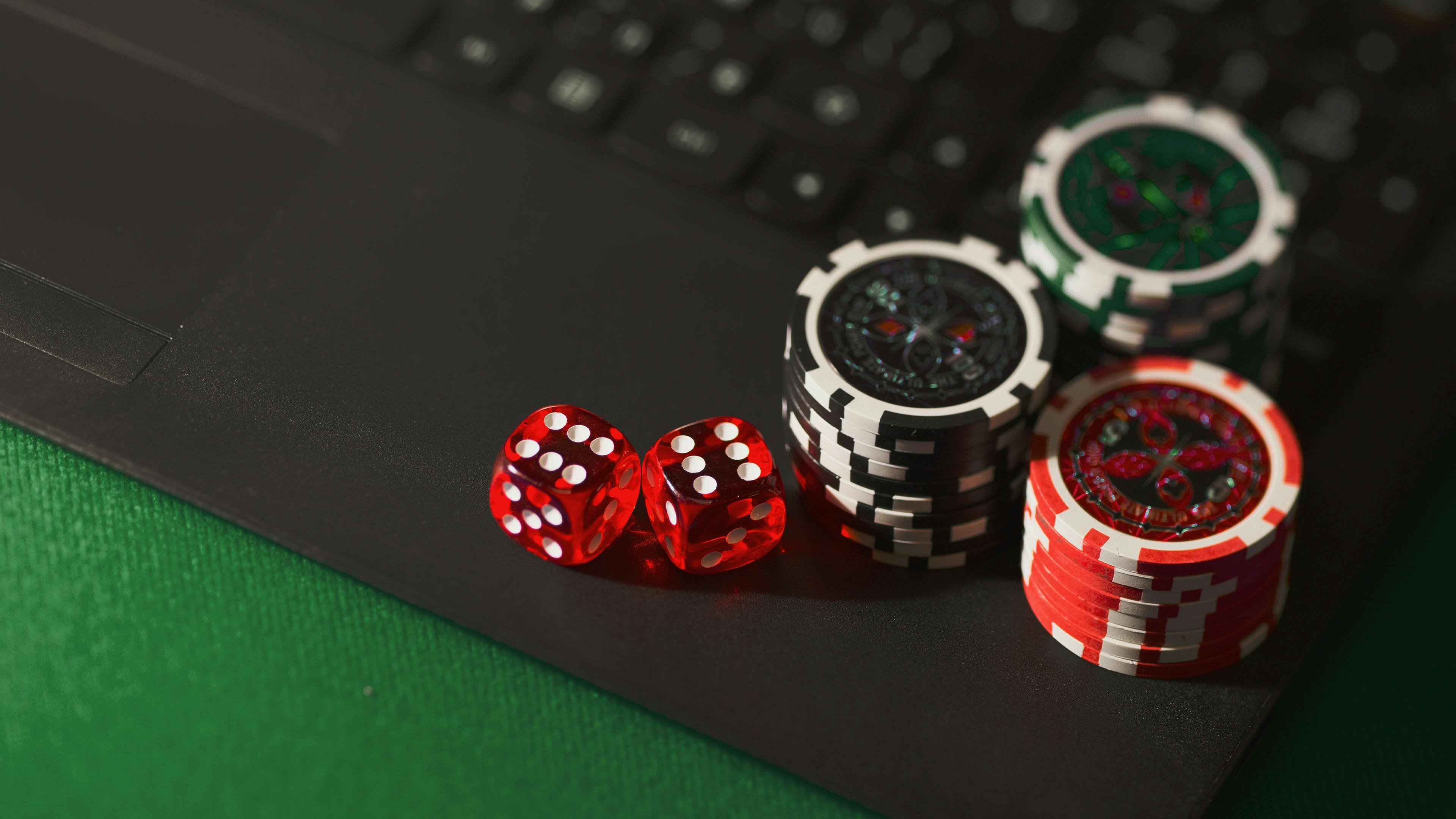 Papan pusat dengan permainan slot dan opsi pembayaran